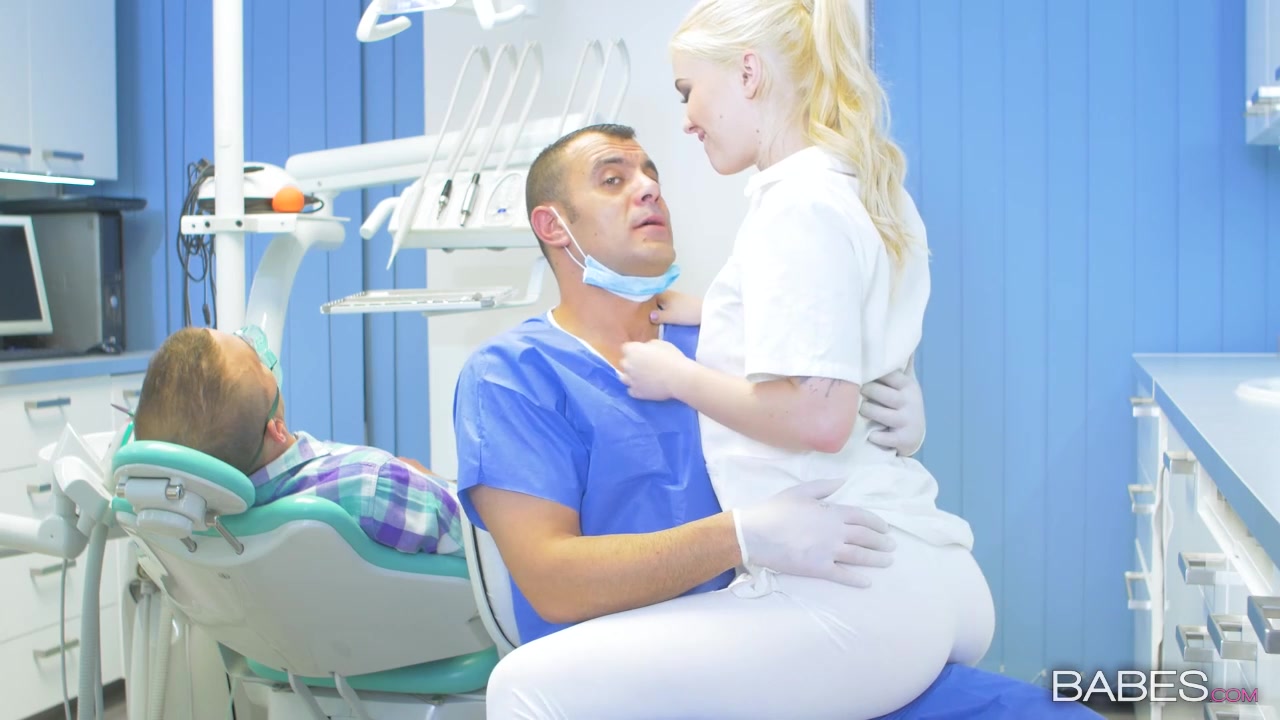 В видео красивой пациентке доктор назначил мастурбации и поцелуи с медсестрой