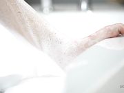 После мастурбации с членом на присоске, брюнетка занялась сексом в ванне