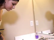 Молодая телочка занимается онанизмом в туалете